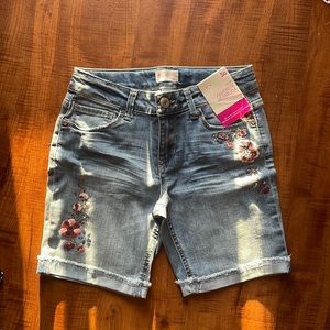 mid rise floral pattern shorts !